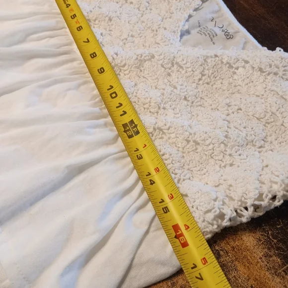 Lace and Ruffles Large White Tank Top EUC - Picture 4 of 7